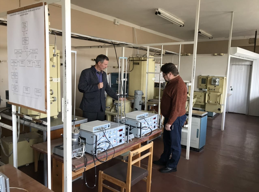 Specialists calibrating spectrometer benches